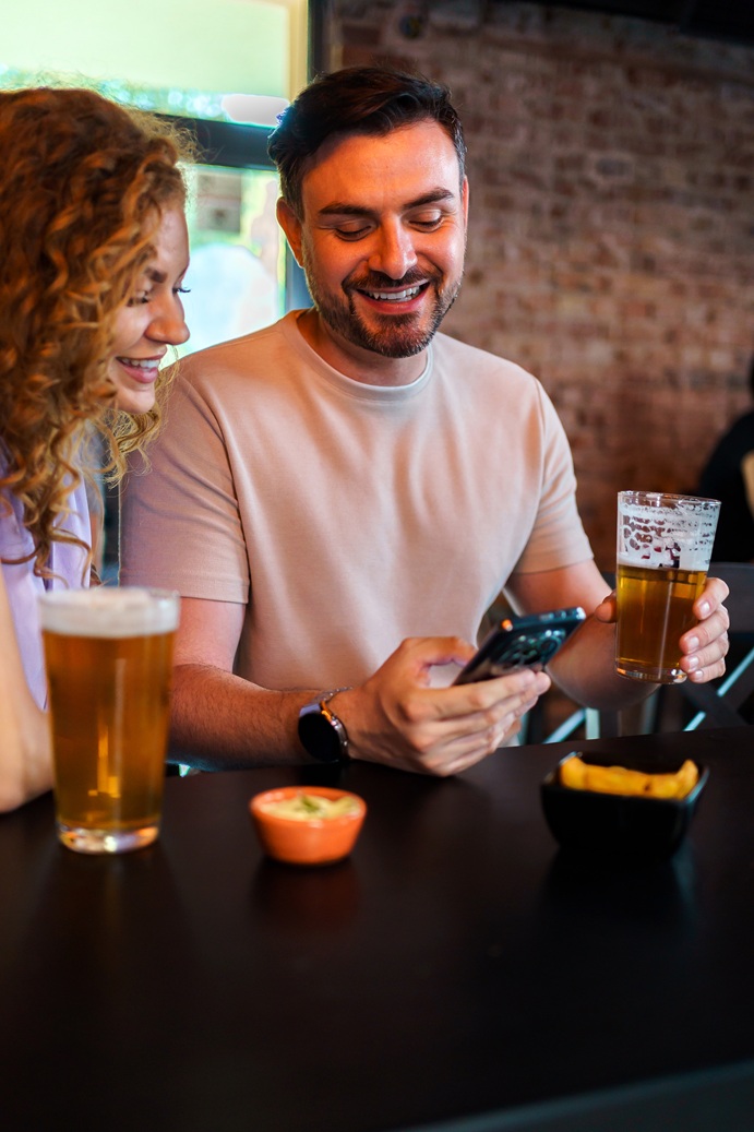 Amigos mirando el partido y votando trivias