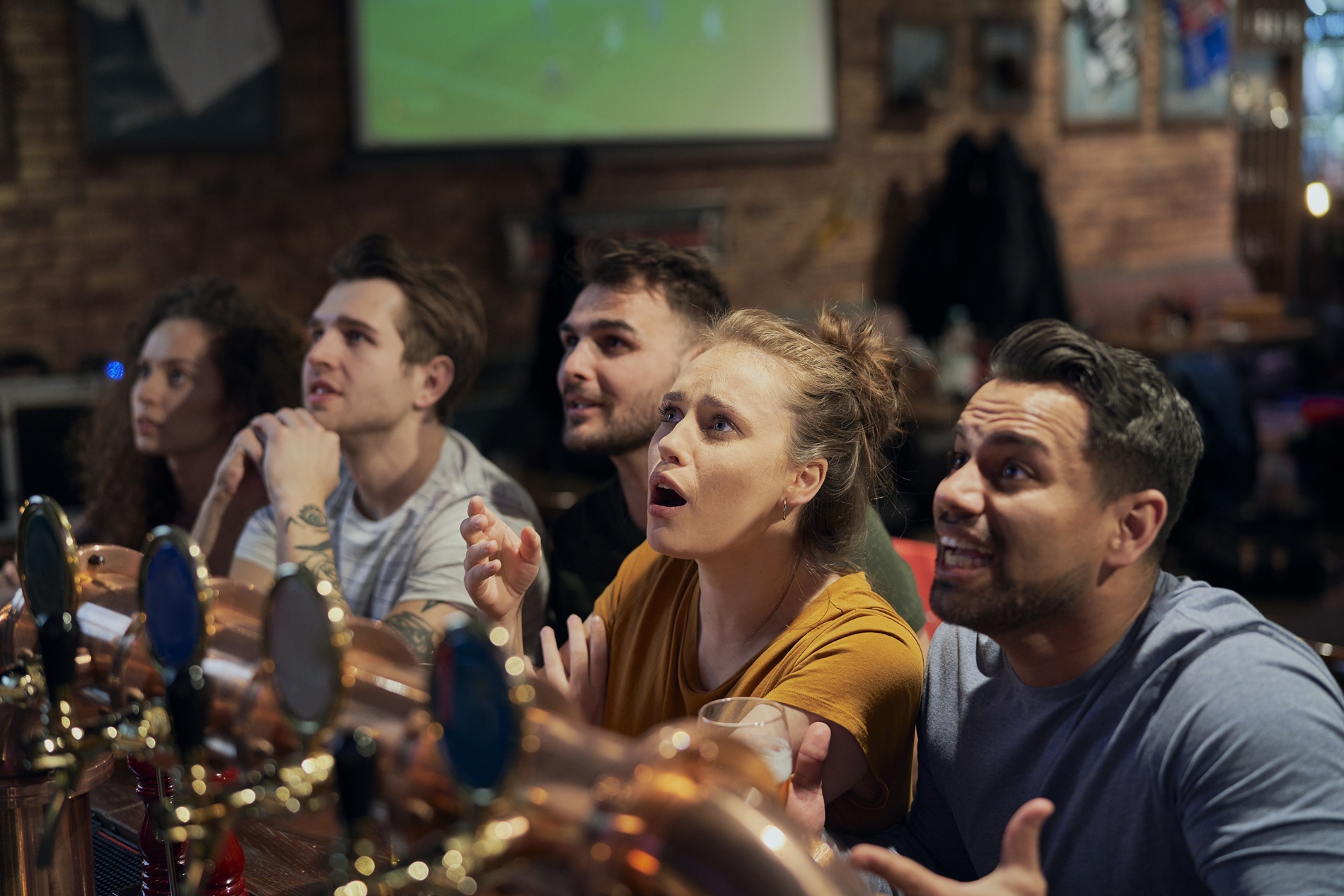 Amigos en el bar atentos al partido