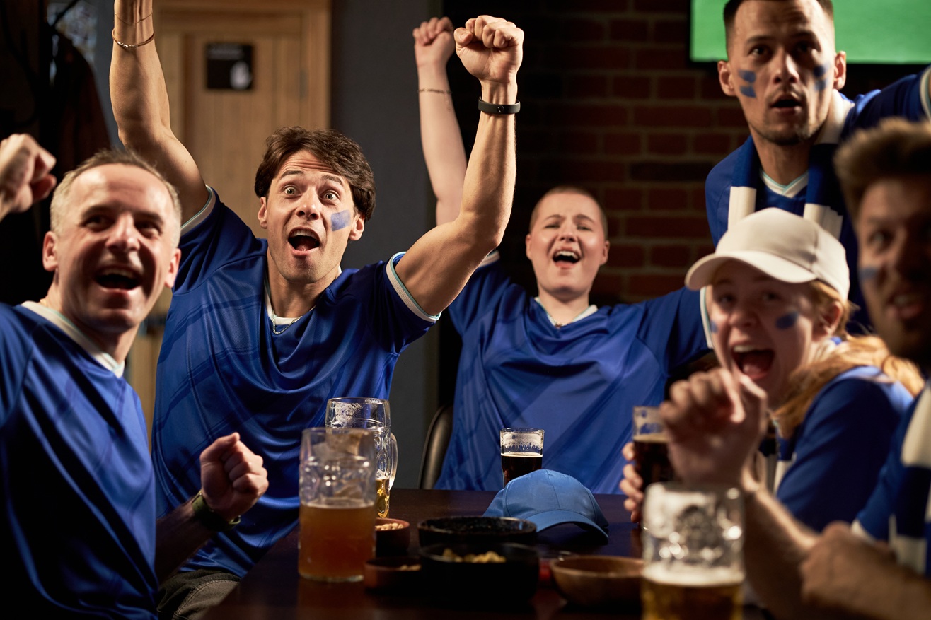 Aficionados celebrando con PulsoBet